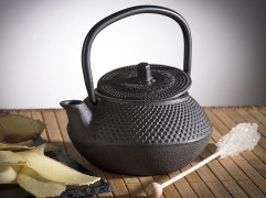 Konvica čaj ASIA so sitkom 12,5x11 cm, výška: 12,5 cm, 0,3 l zliatina, vo vnútri smaltovaná, udržiava čaj po dlhú dobu v teple, žiadna horkosť, farba čierna