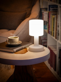 Lampa stolová FINN, Ø 13 cm, výška: 25 cm, nabíjacia stanica, USB nabíjací kábal, dialkové ovládanie s batériou, kov, farba biela